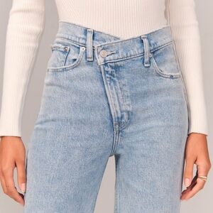 Abercrombie & Fitch The 90’s Straight Ultra High Rise Jeans 24